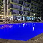Azizi - Pool & Prima Linie La Plaja Năvodari