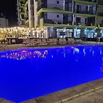 Azizi - Pool & Prima Linie La Plaja Năvodari