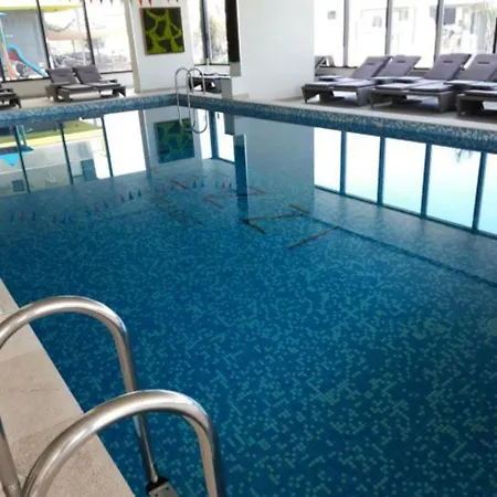 Azizi - Pool & Prima Linie La Plaja Apartmán