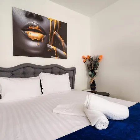 Azizi - Pool & Prima Linie La Plaja Apartment *