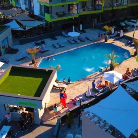 Apartmán Azizi - Pool & Prima Linie La Plaja *