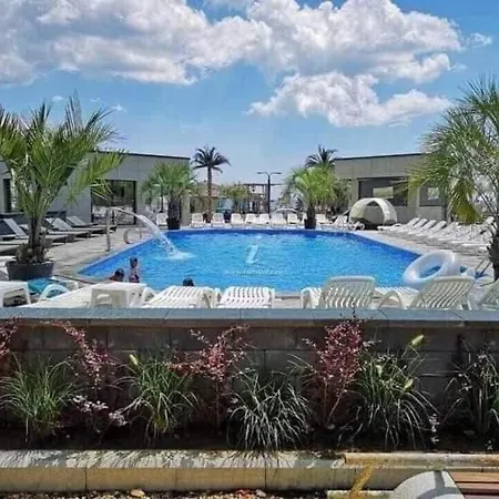 Azizi - Pool & Prima Linie La Plaja Apartmán Năvodari