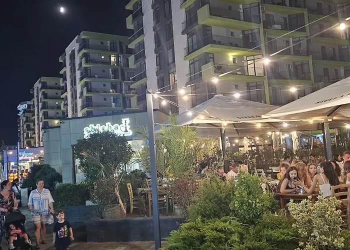 Azizi - Pool & Prima Linie La Plaja